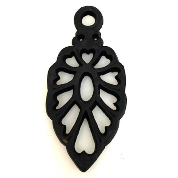Vintage Cast Iron Trivet Hearts Matte Black Footed Wall Hanger Retro Metal - Picture 1 of 3